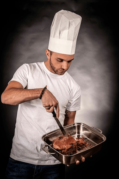 un uomo prepara la carne per la potenza