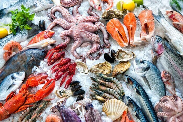 Frutti di mare assortiti nella dieta di un uomo per la produzione di testosterone